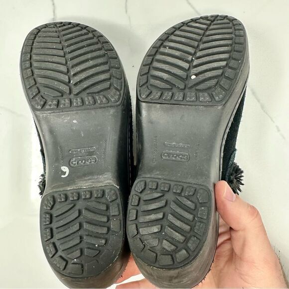 Crocs Faux Suede Fur Lined Clogs- Size 8 - Picture 12 of 14